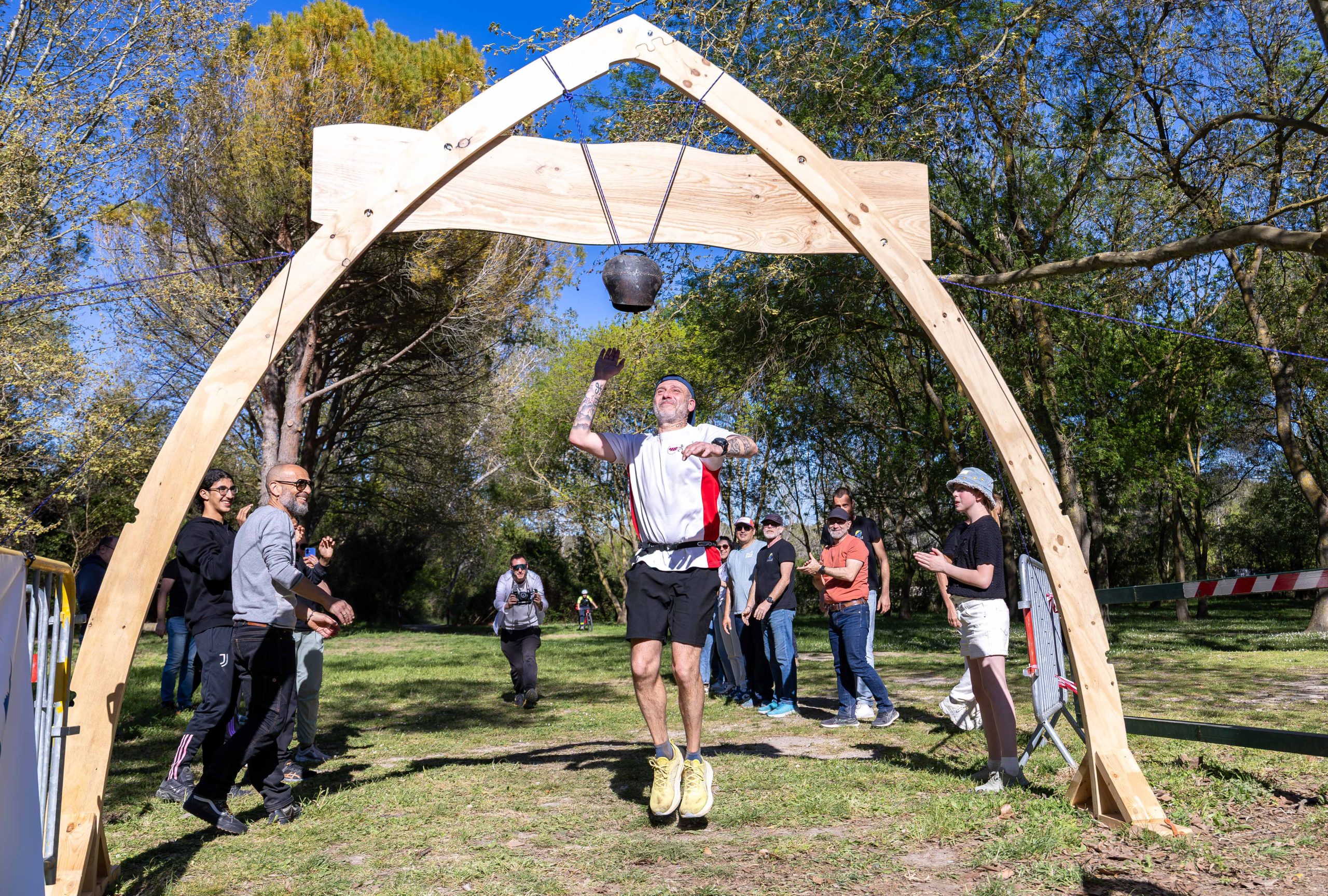 Christophe passe sous l'arche d'arrivée, premier vainqueur de la Backyard des Fadas en 2026 à Miramas
