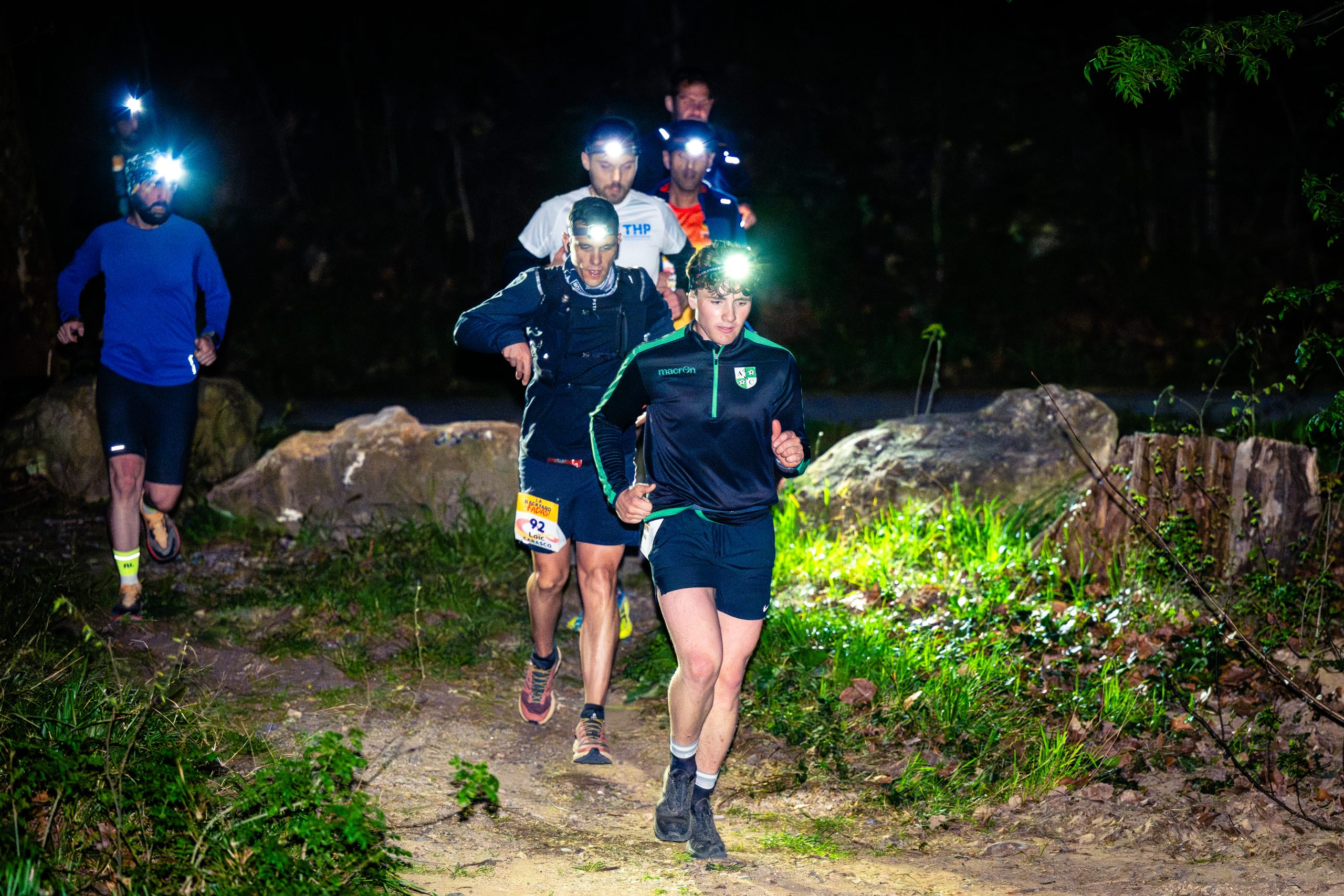 Coureurs de la Backyard des Fadas 2026 sur la boucle à Miramas